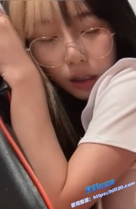 清纯小仙女 没想到是母狗 小嘴狂舔大鸡吧 叫着插深点憋不住啦！2
