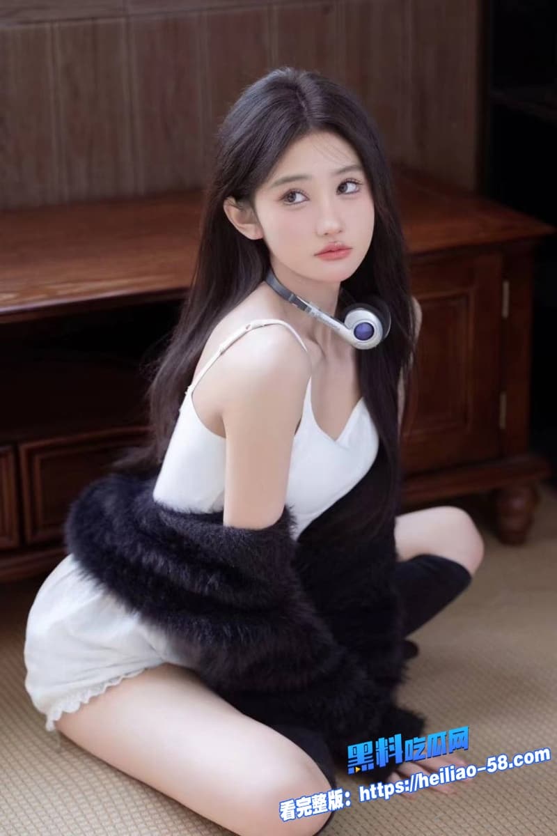 海角姐弟乱伦网吧角落疯狂调教姐姐身穿黑丝在厕所被弟弟猛干性感的让人欲罢不能5
