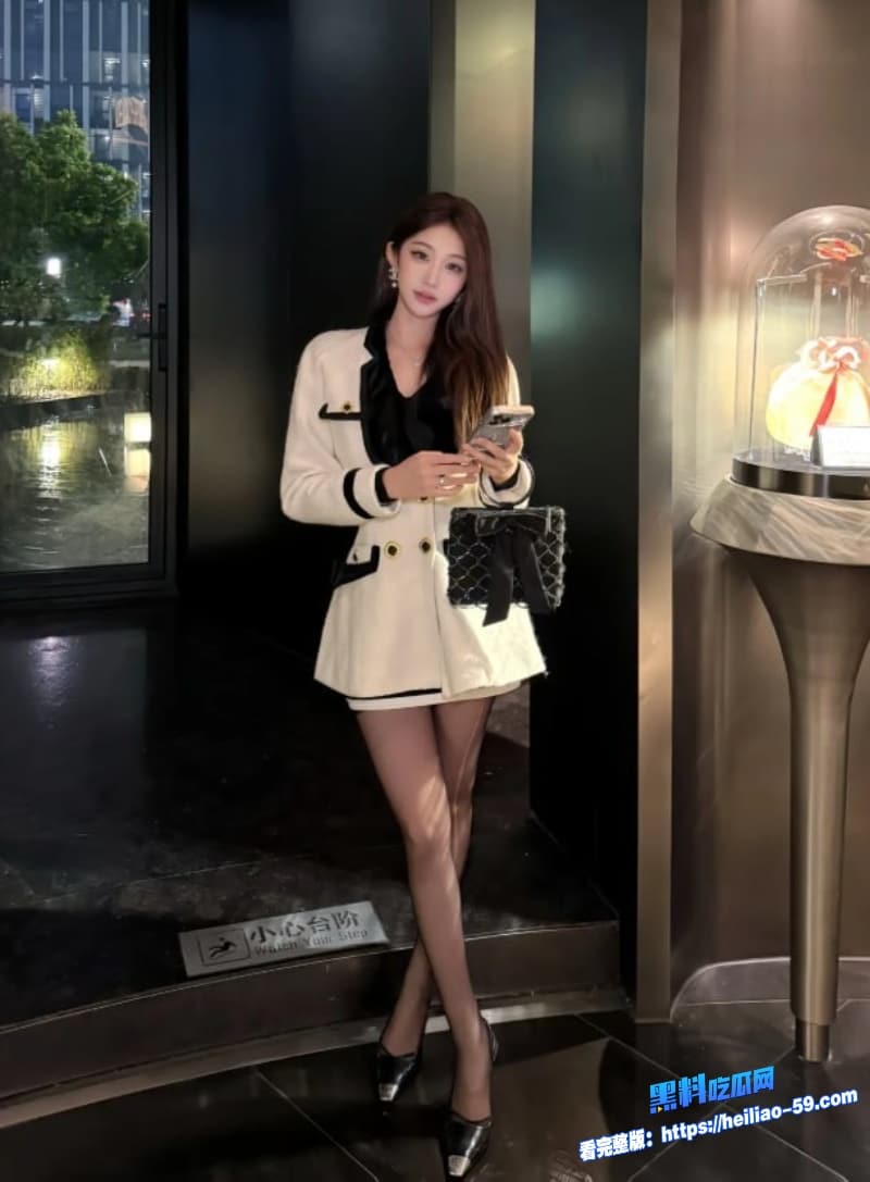 高颜值巨乳御姐早上醒来就发骚露脸狂舔巨屌白虎骚穴直接遭内射圆润身材一看就耐操耐玩1