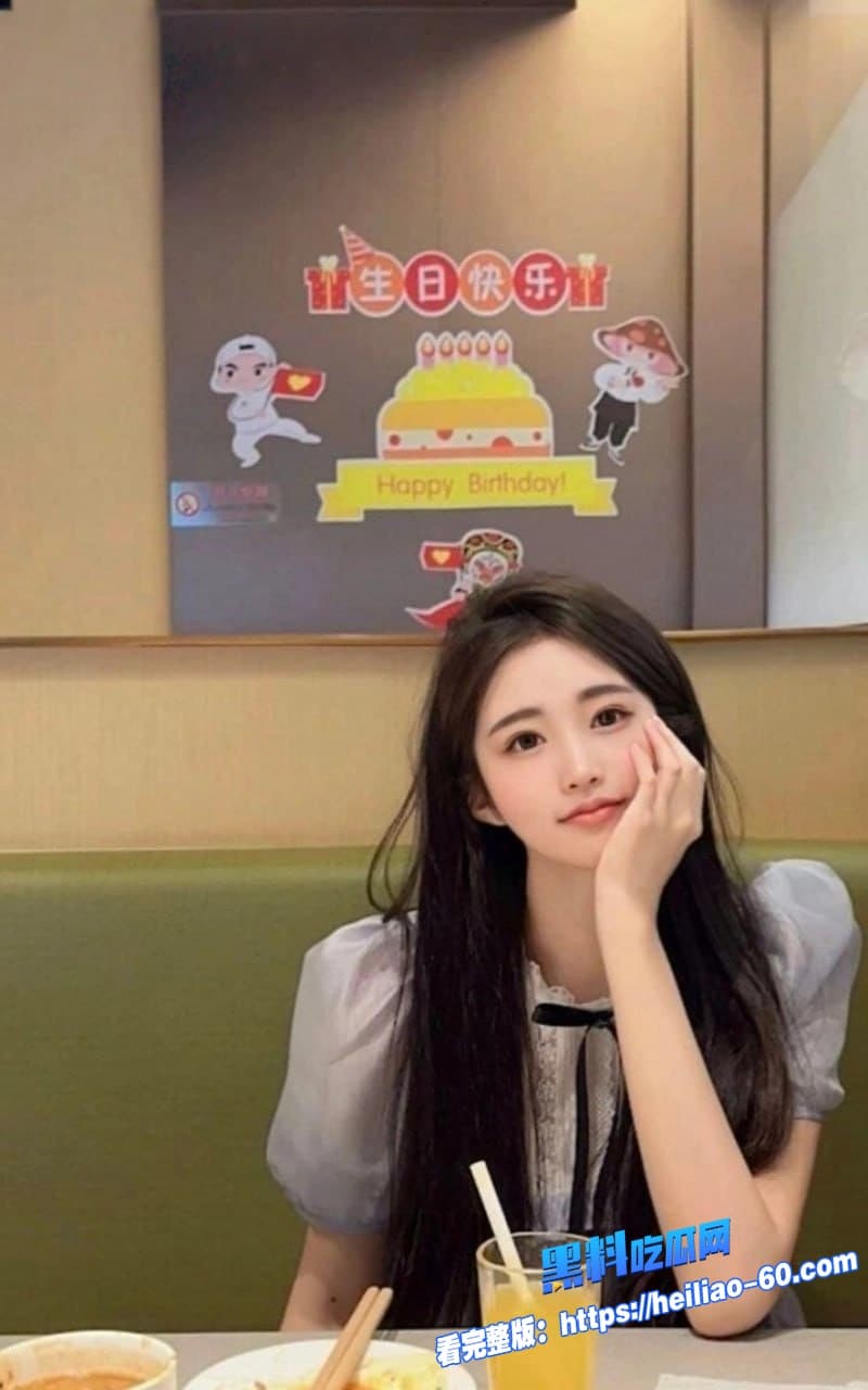 四川舞蹈学院张语薇电竞酒店房带学弟狂上分黑丝高跟美腿瞬间变炮架3