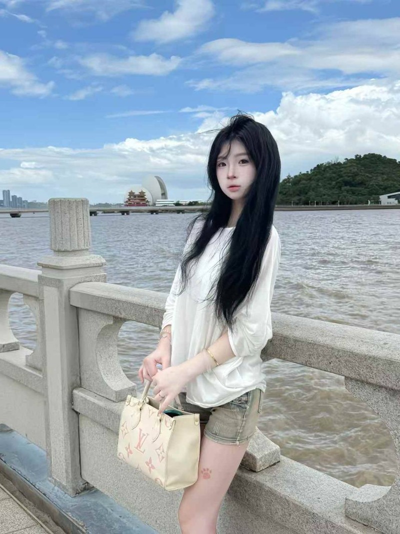 高颜值满白嫩的精神小妹做咯咯哒1