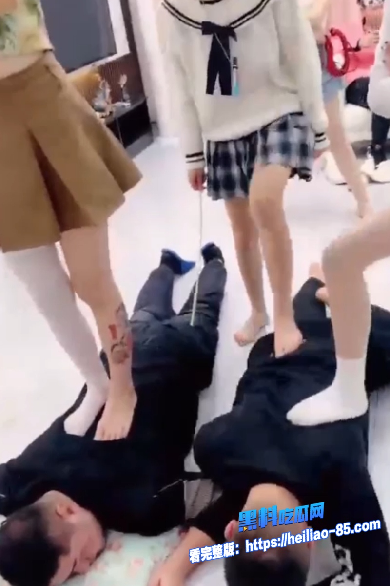 猎奇重口系列 高颜值女王白丝狂踩猛男鸡巴 鞭子狠抽奴才痛跳还上瘾 全程刺激满满!8 猎奇重口系列 高颜值女王白丝狂踩猛男鸡巴 鞭子狠抽奴才痛跳还上瘾 全程刺激满满!8