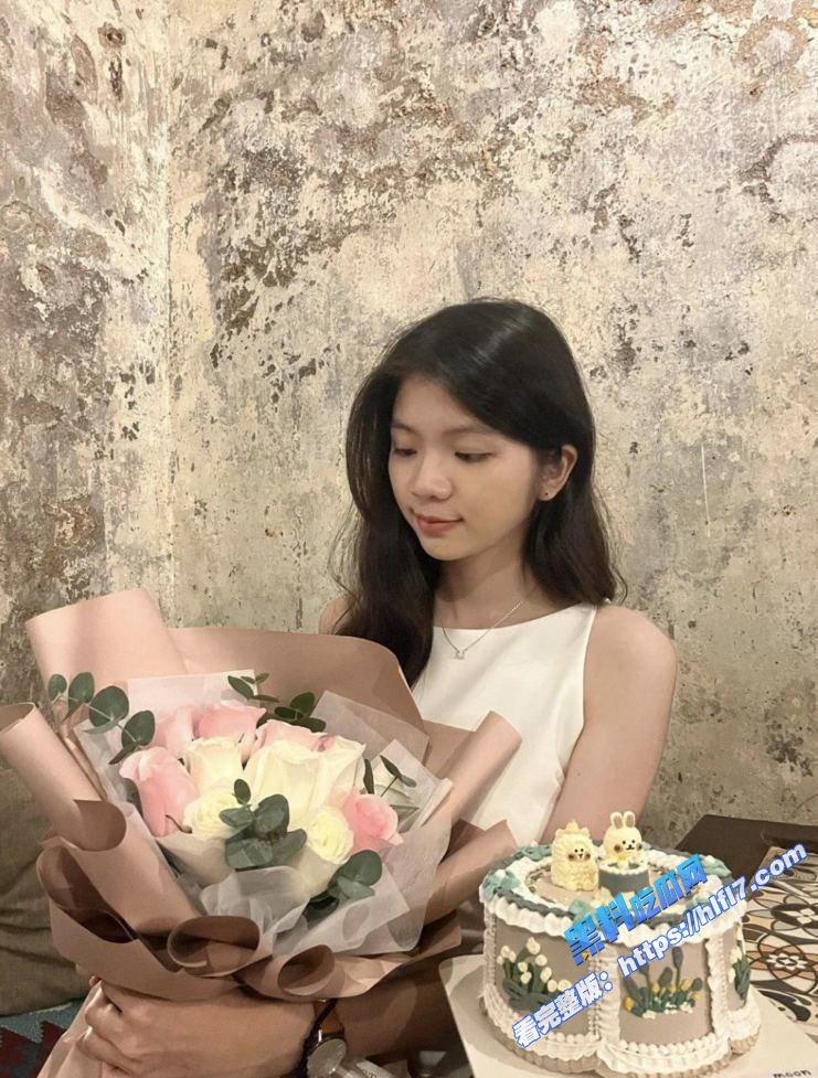 极品反差婊 这个妹子颜值高啊 身材不错的妹子 被体育生按住就是猛干！3