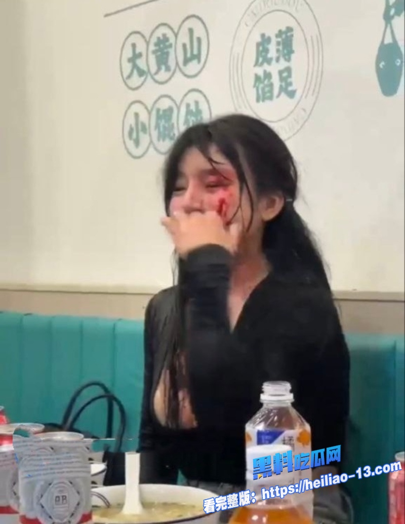 上海深夜财兜兜大黄山小馄饨上演修罗场粉衣妹子正和男伴吃火锅黑衣美女杀入怒喷不止直接开撕4 上海深夜财兜兜大黄山小馄饨上演修罗场粉衣妹子正和男伴吃火锅黑衣美女杀入怒喷不止直接开撕4