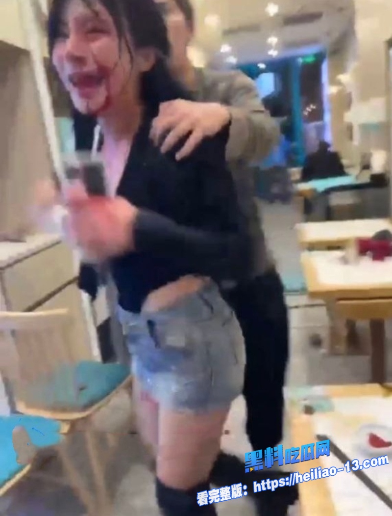 上海深夜财兜兜大黄山小馄饨上演修罗场粉衣妹子正和男伴吃火锅黑衣美女杀入怒喷不止直接开撕6 上海深夜财兜兜大黄山小馄饨上演修罗场粉衣妹子正和男伴吃火锅黑衣美女杀入怒喷不止直接开撕6
