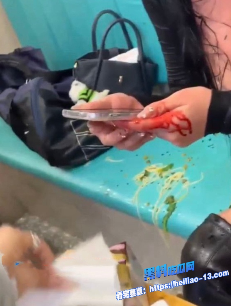 上海深夜财兜兜大黄山小馄饨上演修罗场粉衣妹子正和男伴吃火锅黑衣美女杀入怒喷不止直接开撕7 上海深夜财兜兜大黄山小馄饨上演修罗场粉衣妹子正和男伴吃火锅黑衣美女杀入怒喷不止直接开撕7
