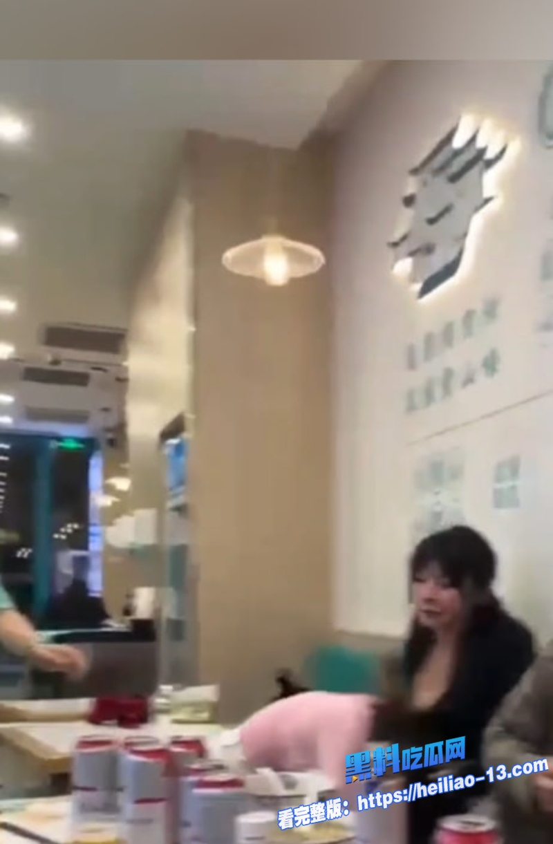 上海深夜财兜兜大黄山小馄饨上演修罗场粉衣妹子正和男伴吃火锅黑衣美女杀入怒喷不止直接开撕8 上海深夜财兜兜大黄山小馄饨上演修罗场粉衣妹子正和男伴吃火锅黑衣美女杀入怒喷不止直接开撕8