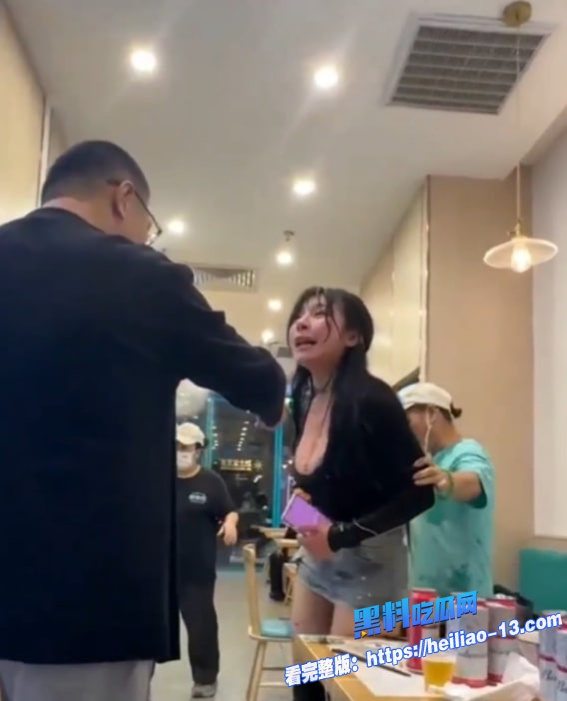 上海深夜财兜兜大黄山小馄饨上演修罗场粉衣妹子正和男伴吃火锅黑衣美女杀入怒喷不止直接开撕9 上海深夜财兜兜大黄山小馄饨上演修罗场粉衣妹子正和男伴吃火锅黑衣美女杀入怒喷不止直接开撕9