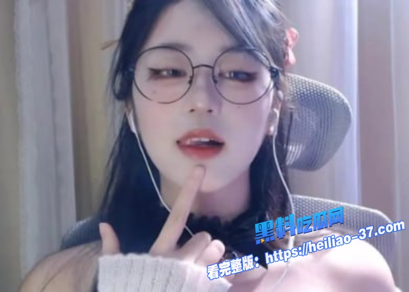 眼镜精神小妹兔女郎cos半甲纹身白色兔耳吊带袜主动分开双腿迎接猛插1 眼镜精神小妹兔女郎cos半甲纹身白色兔耳吊带袜主动分开双腿迎接猛插1