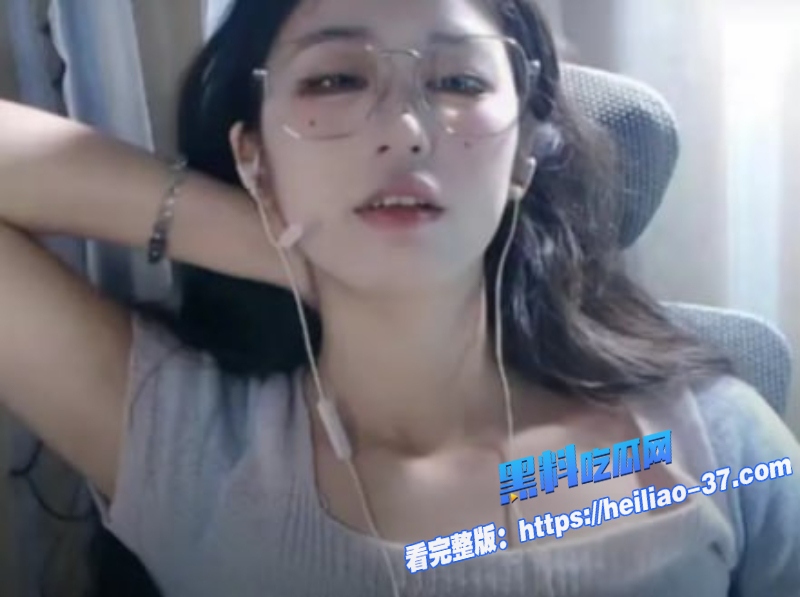 眼镜精神小妹兔女郎cos半甲纹身白色兔耳吊带袜主动分开双腿迎接猛插4 眼镜精神小妹兔女郎cos半甲纹身白色兔耳吊带袜主动分开双腿迎接猛插4