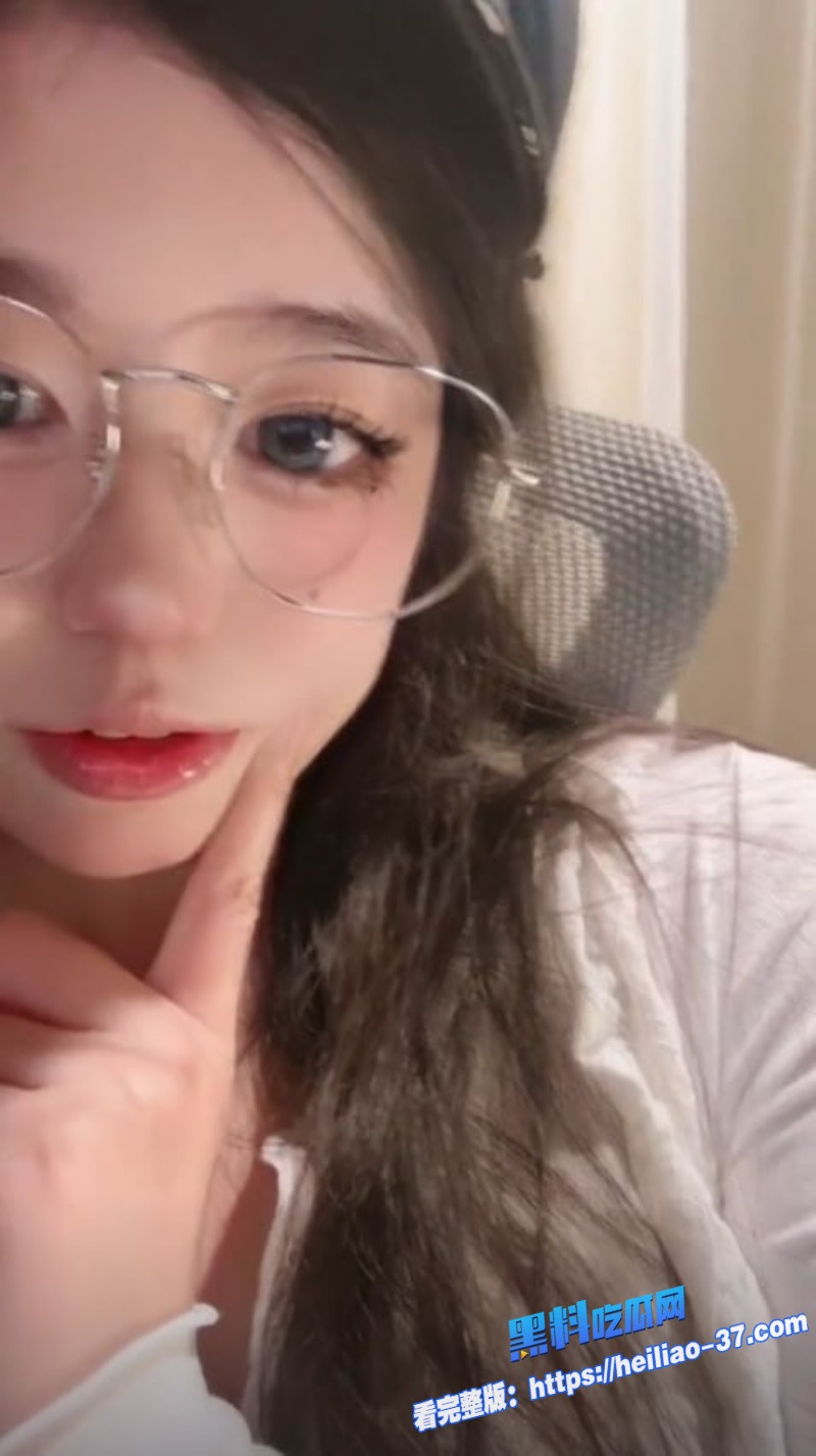 眼镜精神小妹兔女郎cos半甲纹身白色兔耳吊带袜主动分开双腿迎接猛插5 眼镜精神小妹兔女郎cos半甲纹身白色兔耳吊带袜主动分开双腿迎接猛插5