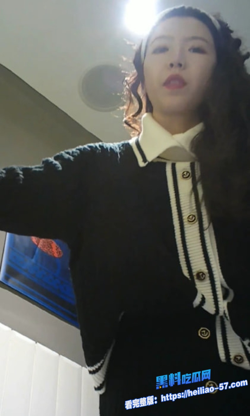 场厕所高清偷拍流出极品女神居然站马桶上尿尿3 场厕所高清偷拍流出极品女神居然站马桶上尿尿3