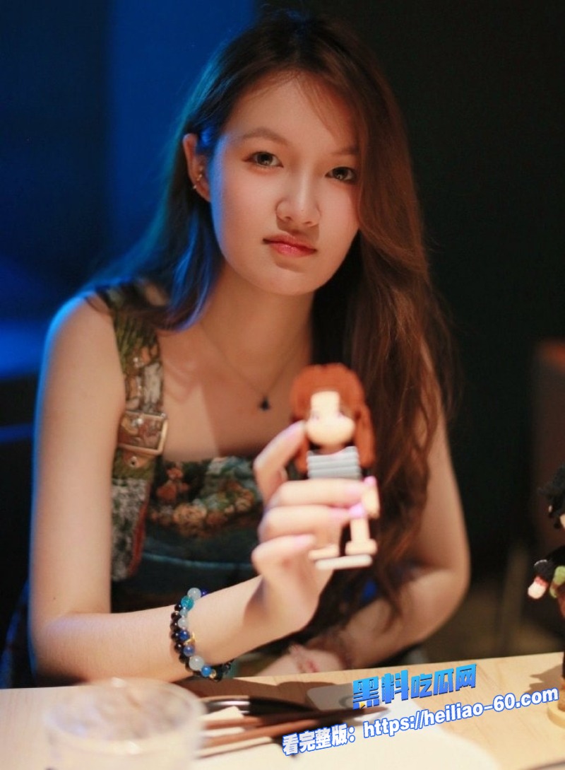 海角乱伦清纯妹妹精心打扮黑丝短裙准备出门哥哥忍不住强上按倒2