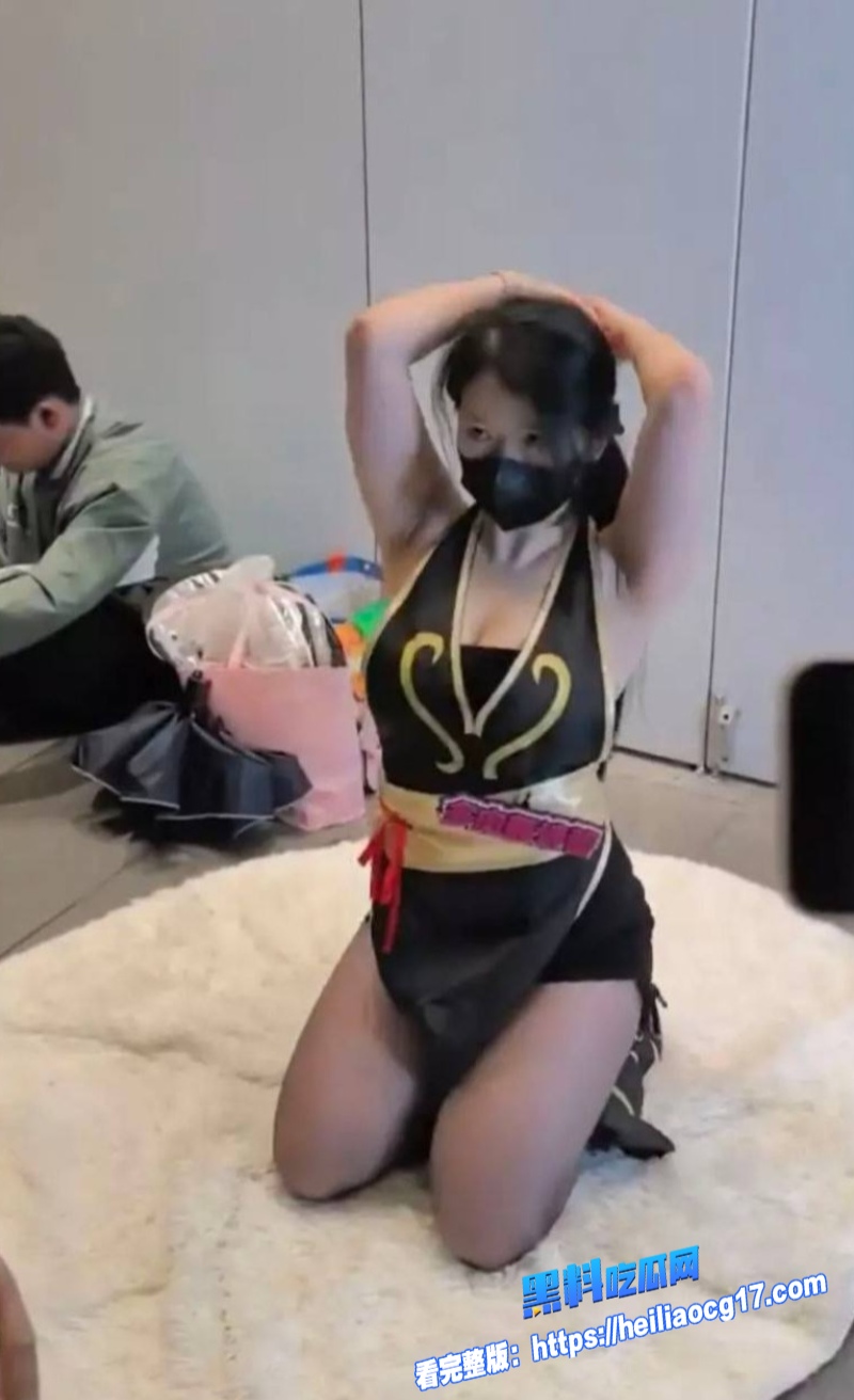 福利姬漫展脱衣直播2