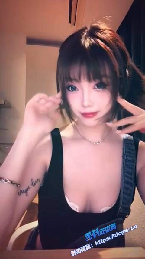 抖音巨乳网红 39 被曝光各种大尺度私拍 手臂位置的纹身算是实锤了！5