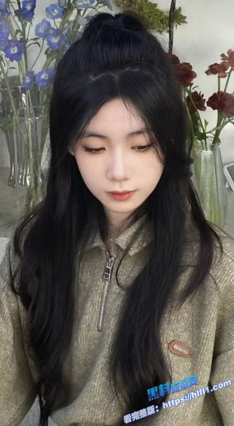 高颜值反差女神不雅视频泄露 对着大屌深情狂舔 被男人按在身下无套猛操 淫叫不断！1