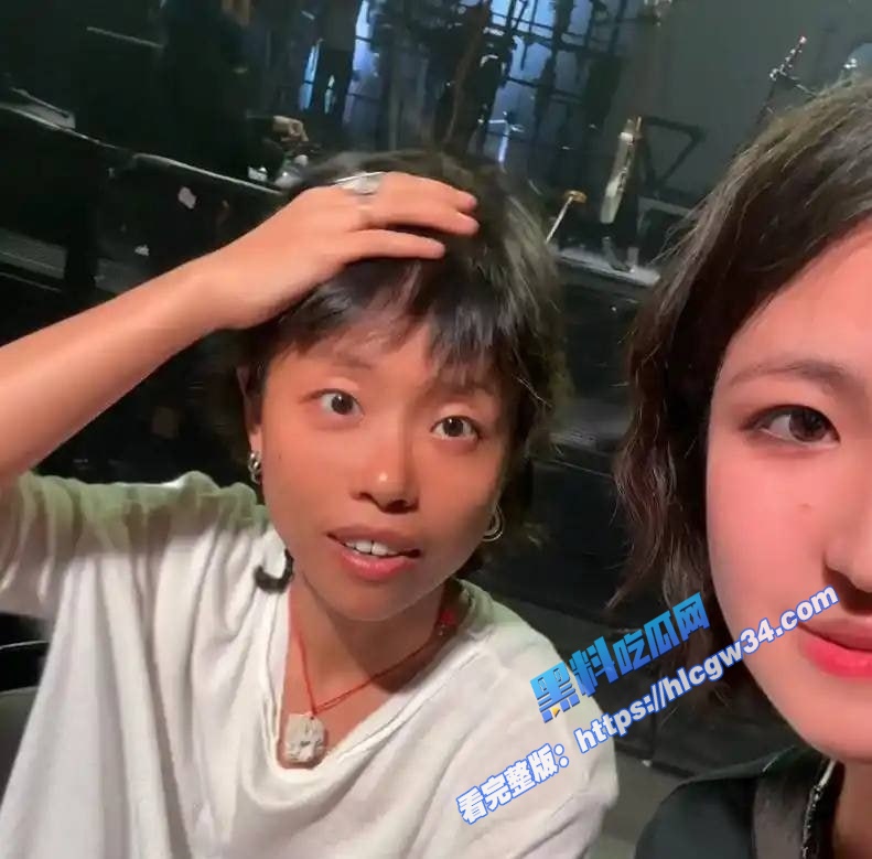 广东蛙池乐队女主唱 金依依 现场舞台抽象表演引发 全网争议 这是在搓澡还是在抠逼 1 广东蛙池乐队女主唱 金依依 现场舞台抽象表演引发 全网争议 这是在搓澡还是在抠逼 1
