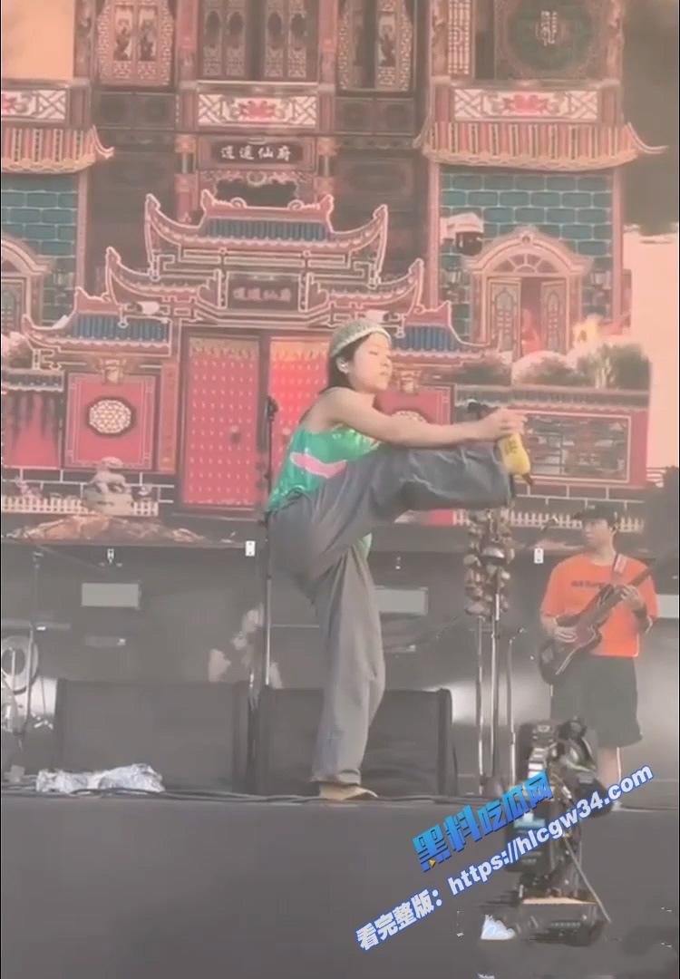 广东蛙池乐队女主唱 金依依 现场舞台抽象表演引发 全网争议 这是在搓澡还是在抠逼 7 广东蛙池乐队女主唱 金依依 现场舞台抽象表演引发 全网争议 这是在搓澡还是在抠逼 7
