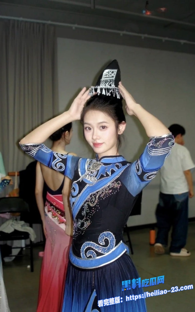 北京舞蹈学院高颜学姐莫倩敏深夜与炮友酒店展现惊人一字马4