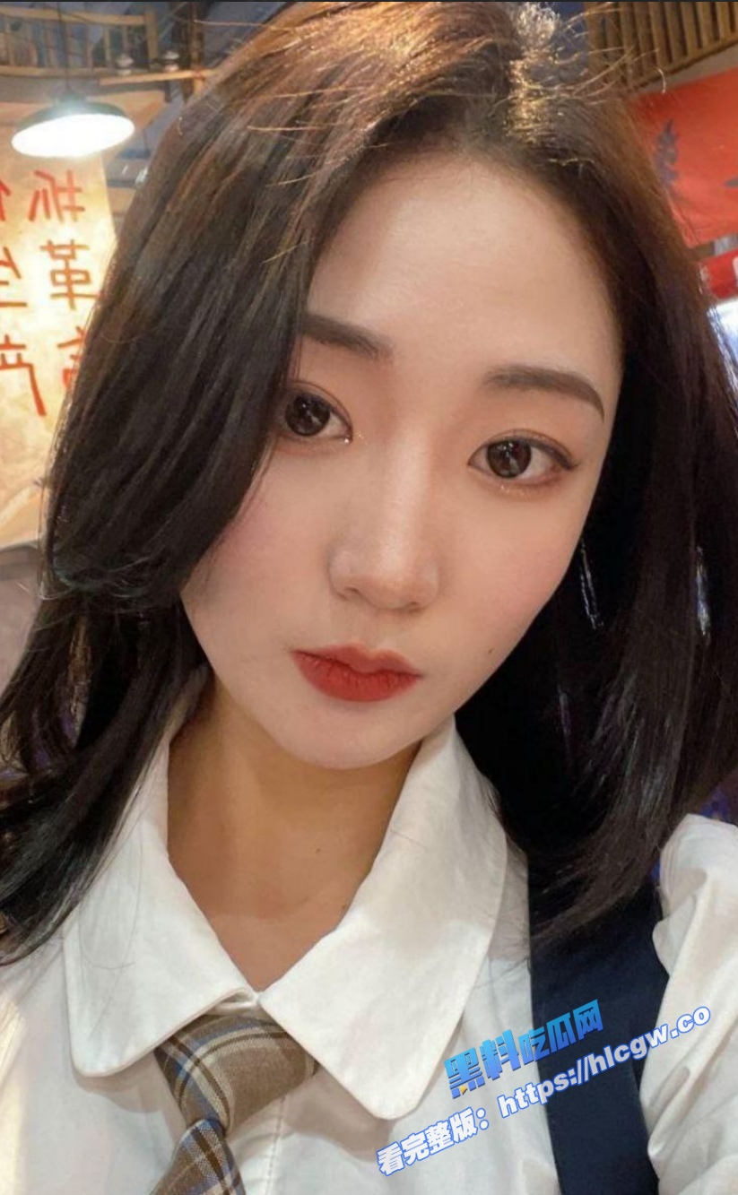 江苏人妻 极品高颜值反差婊，各种情趣黑丝啪啪  与伴侣激情碰撞，帮伴侣吃屌，后入抽插，呻吟不断  反差感十足！图1
