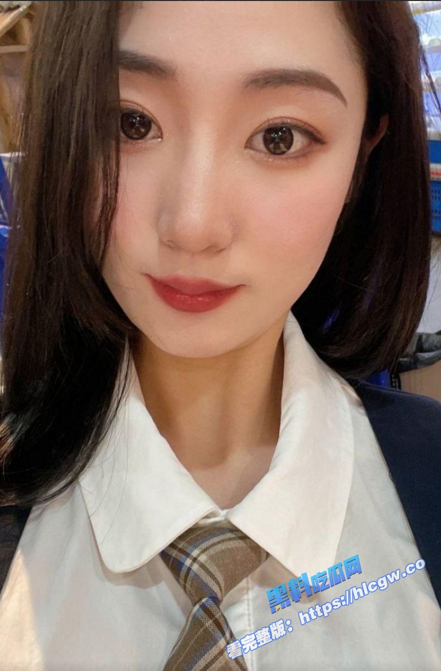 江苏人妻 极品高颜值反差婊，各种情趣黑丝啪啪  与伴侣激情碰撞，帮伴侣吃屌，后入抽插，呻吟不断  反差感十足！图2