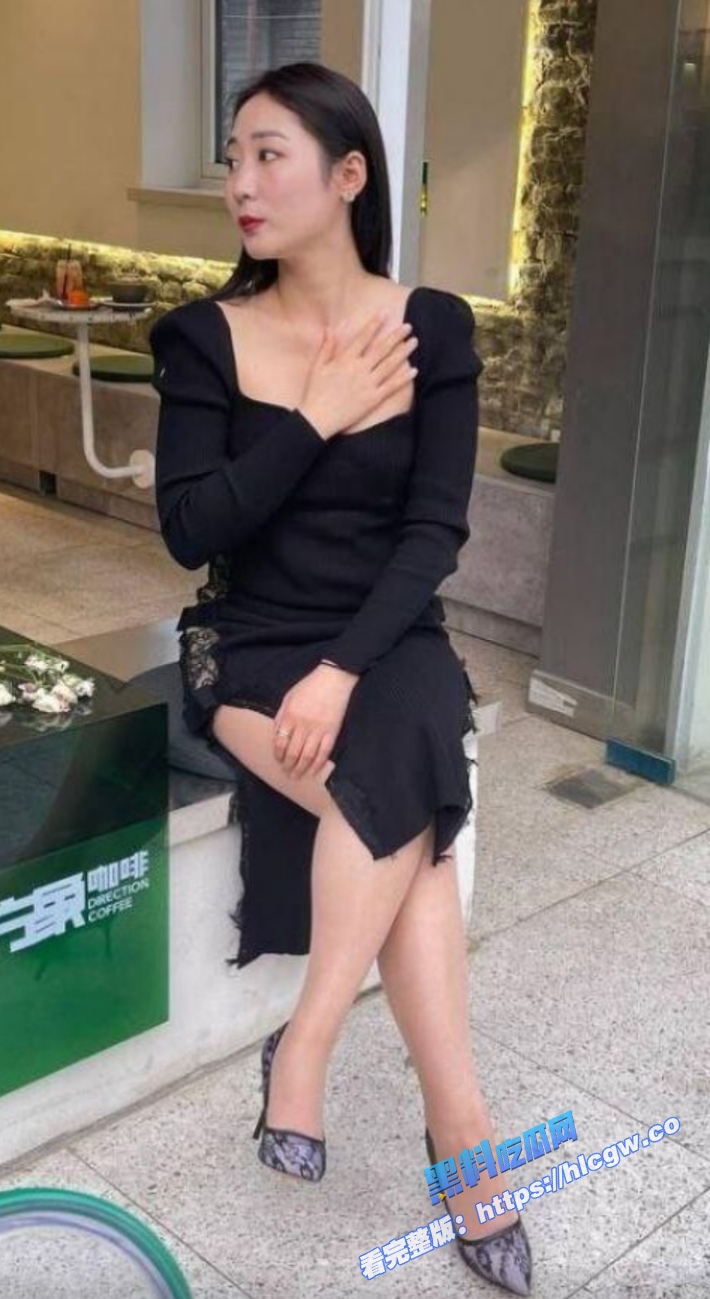 江苏人妻 极品高颜值反差婊，各种情趣黑丝啪啪  与伴侣激情碰撞，帮伴侣吃屌，后入抽插，呻吟不断  反差感十足！图4