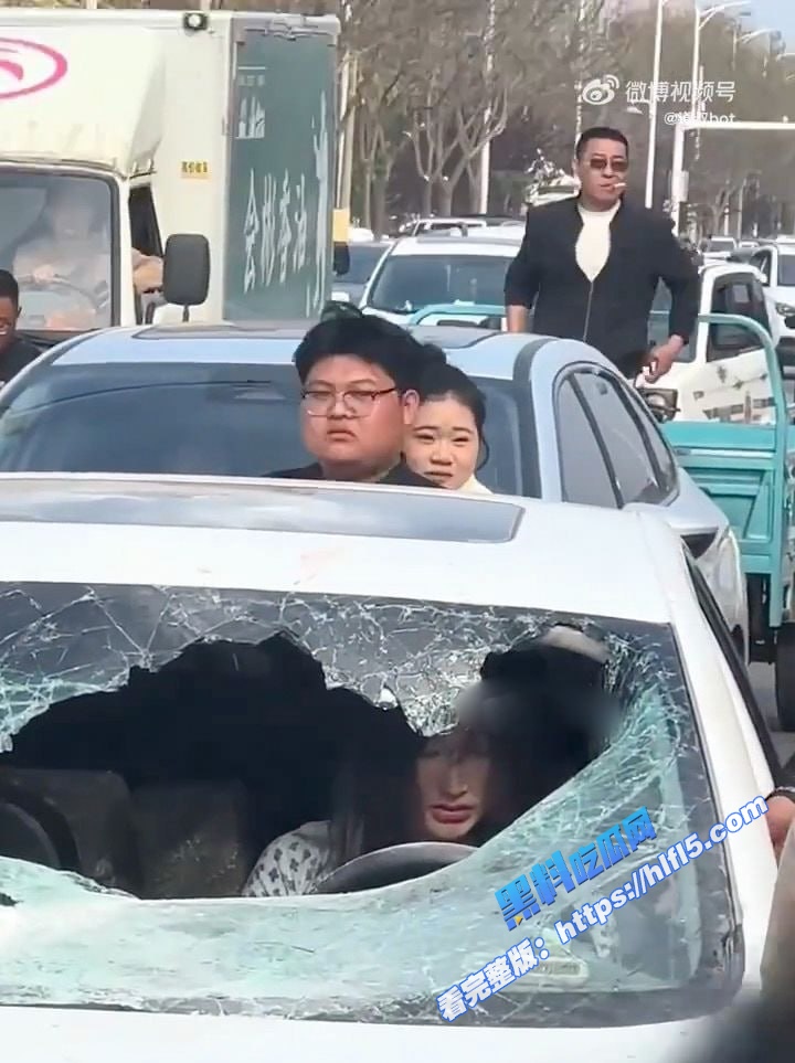 真实捉奸！邢台市原配抓小三现场  直接跳到小三车上疯狂发泄 车窗被砸的稀巴烂！1