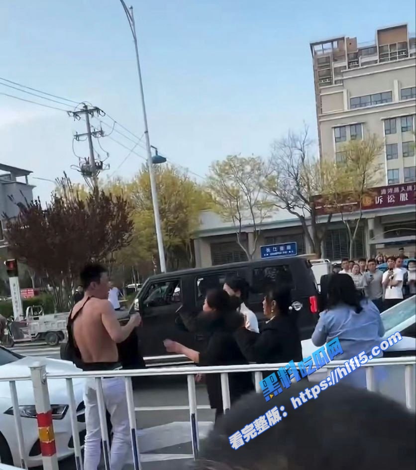 真实捉奸！邢台市原配抓小三现场  直接跳到小三车上疯狂发泄 车窗被砸的稀巴烂！2