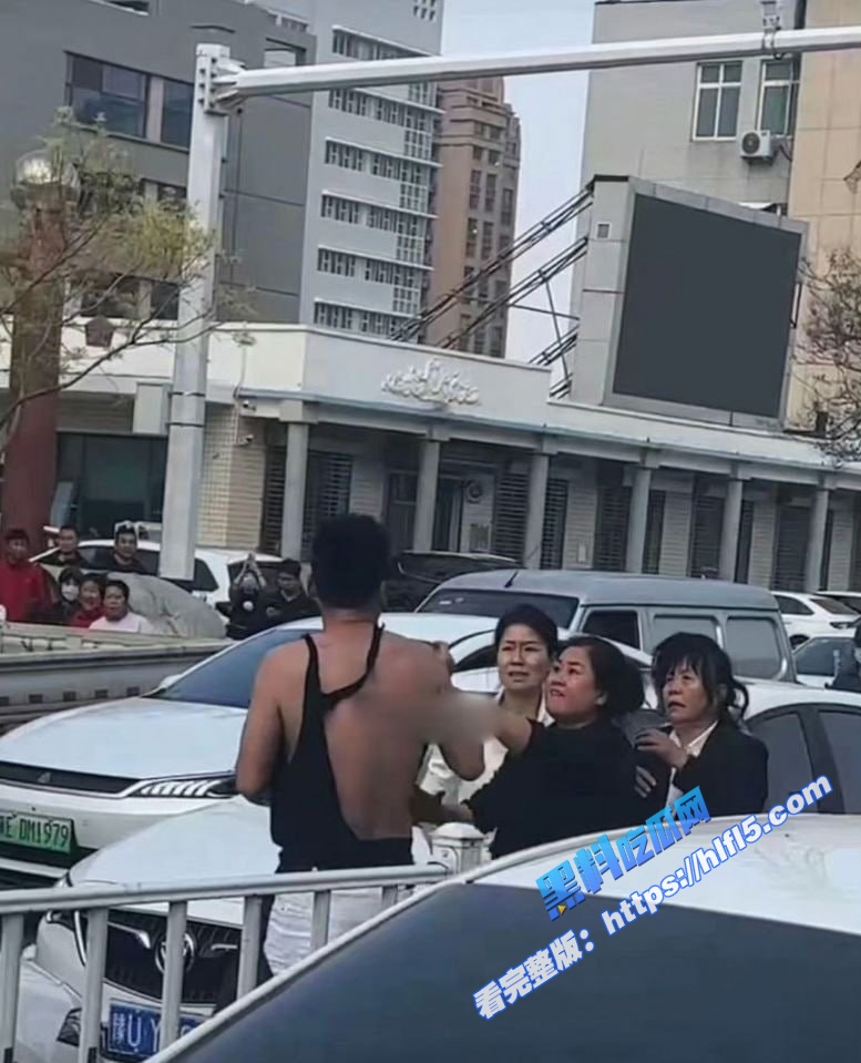 真实捉奸！邢台市原配抓小三现场  直接跳到小三车上疯狂发泄 车窗被砸的稀巴烂！3