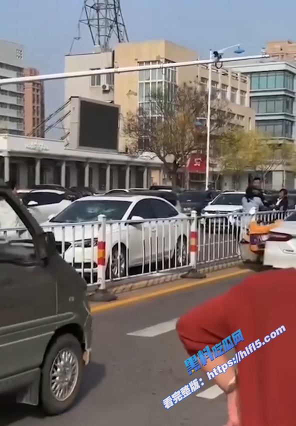真实捉奸！邢台市原配抓小三现场  直接跳到小三车上疯狂发泄 车窗被砸的稀巴烂！7
