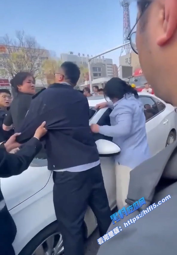 真实捉奸！邢台市原配抓小三现场  直接跳到小三车上疯狂发泄 车窗被砸的稀巴烂！8