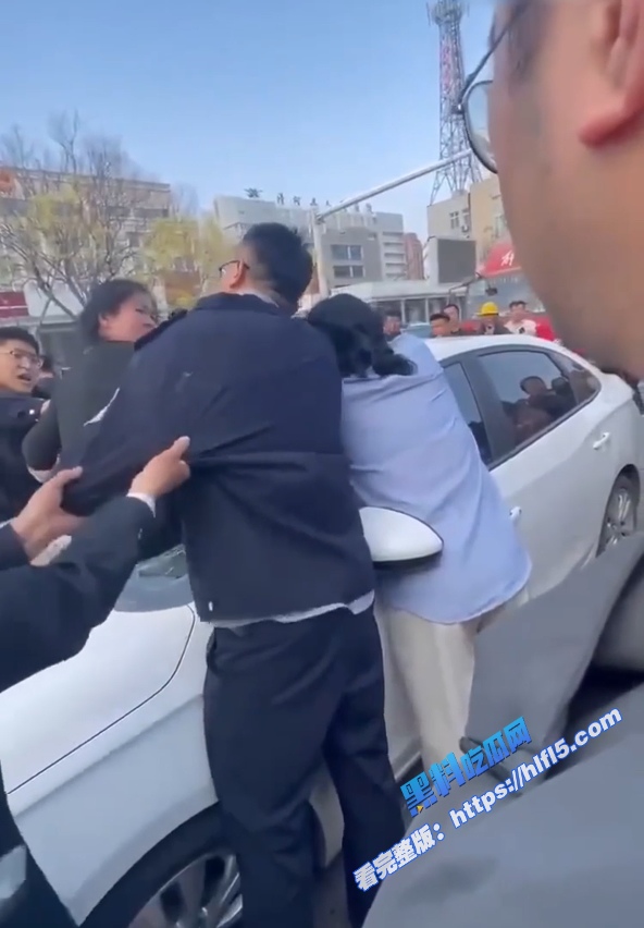 真实捉奸！邢台市原配抓小三现场  直接跳到小三车上疯狂发泄 车窗被砸的稀巴烂！10