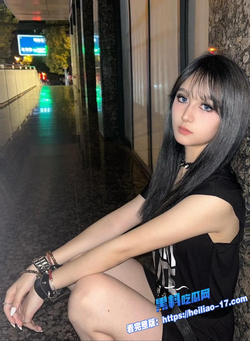 极品黑丝精神小妹私密直播视频流出清纯脸蛋配大腿花纹身反差拉满1 极品黑丝精神小妹私密直播视频流出清纯脸蛋配大腿花纹身反差拉满1