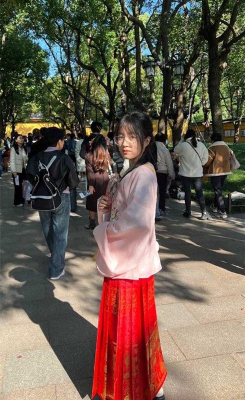 天津理工学院眼镜妹2
