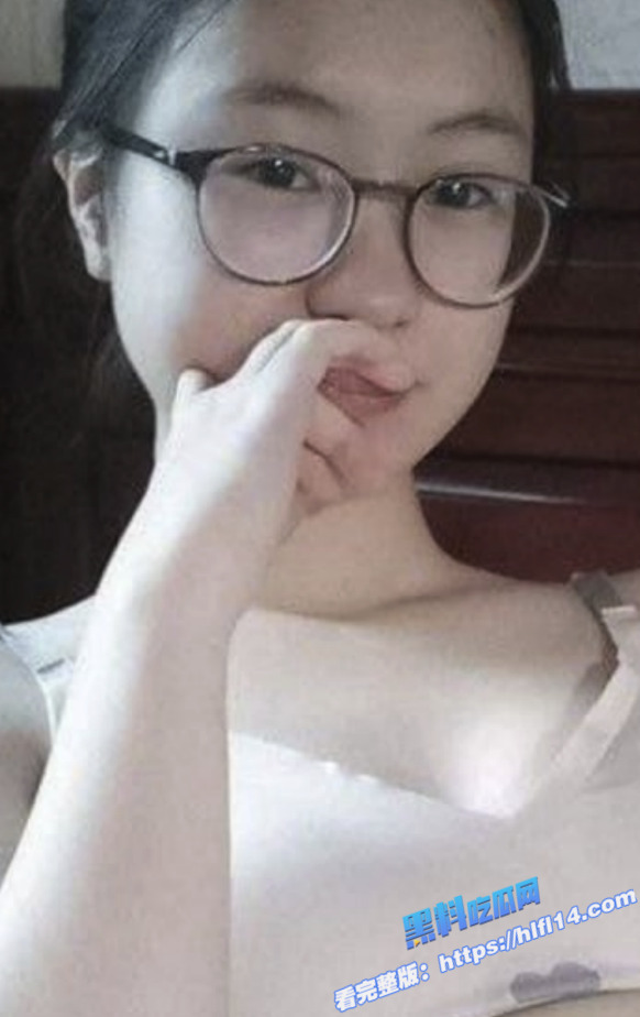 萝莉学妹和朋友自慰视频流出 极品粉嫩小穴扣逼给朋友看 嫩嫩的样子就想来一炮！2