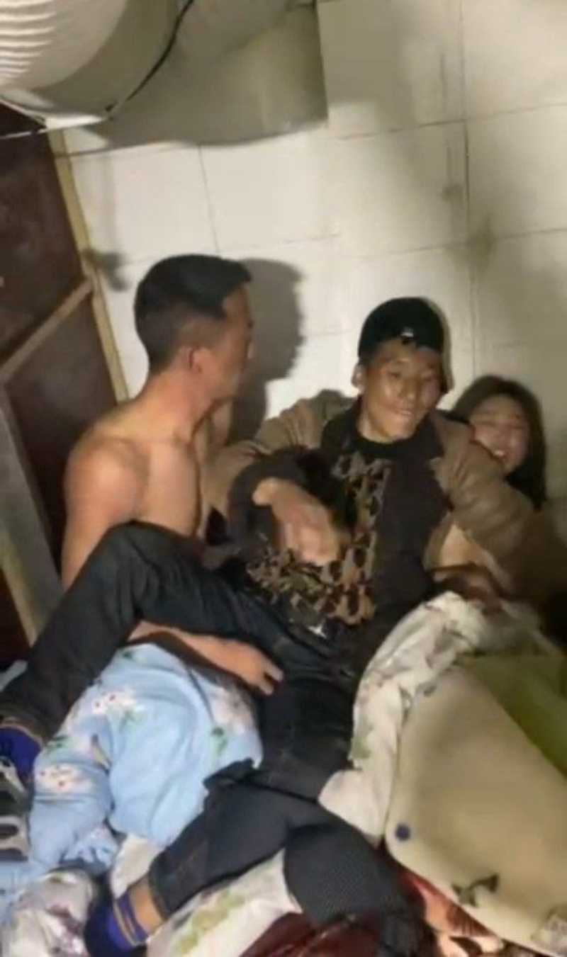 藏族老公当场捉奸妻子婚内出轨被堵现行1