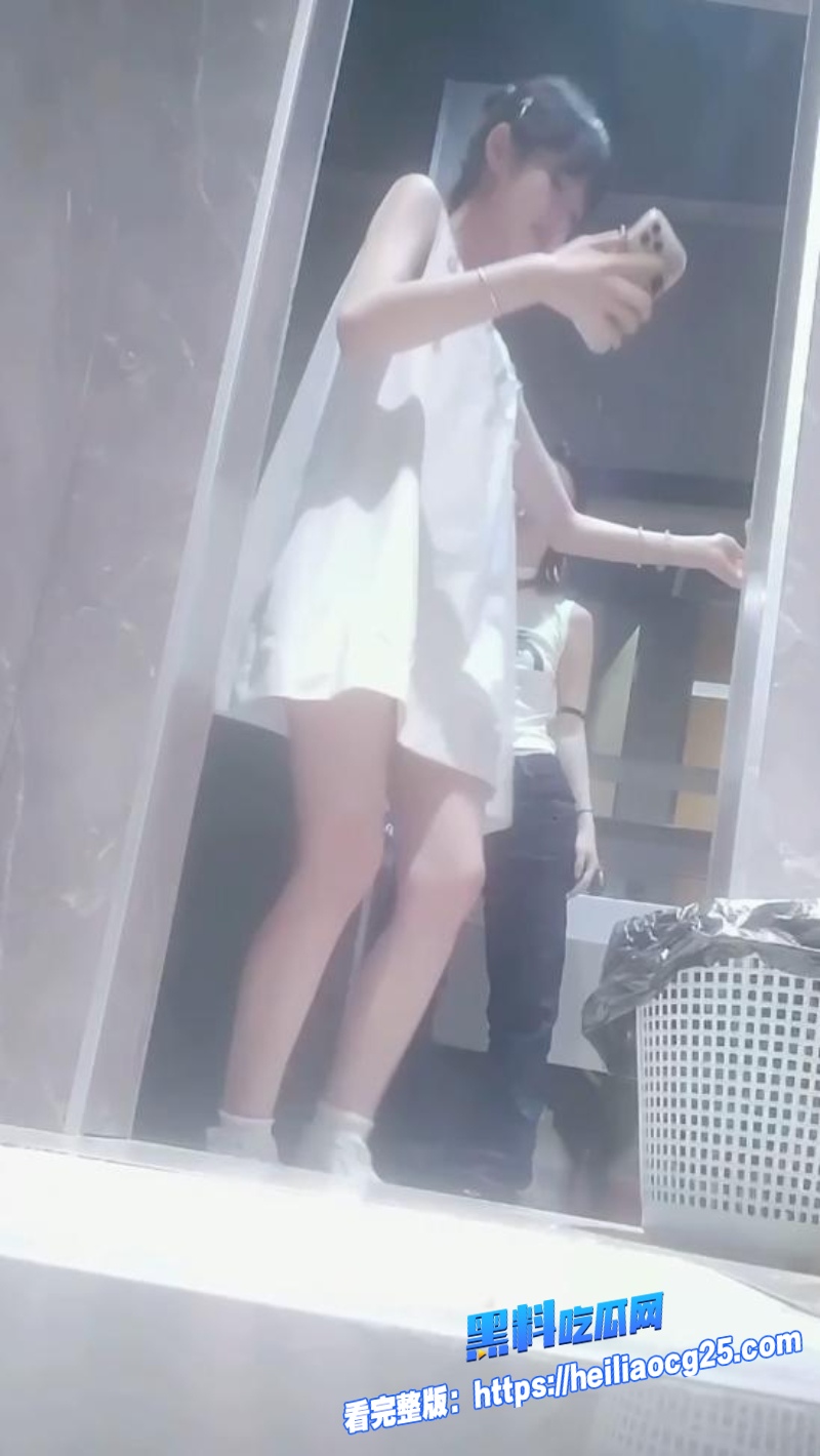 酒吧女厕偷拍2 酒吧女厕偷拍2