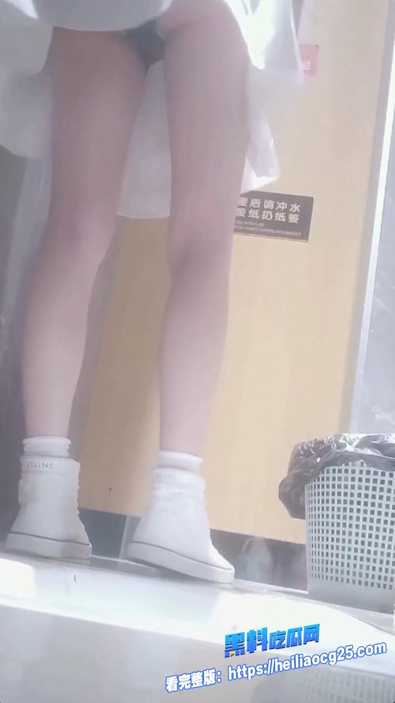酒吧女厕偷拍9 酒吧女厕偷拍9