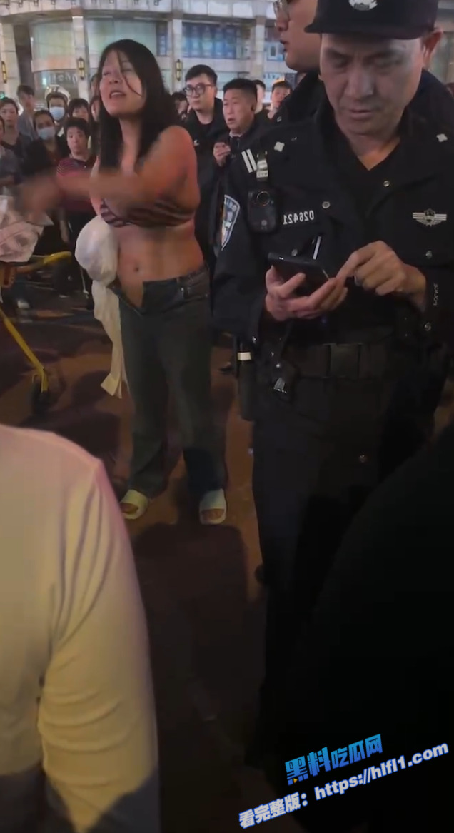 捉奸现场！广州荔湾区 小三挑衅原配然后被打到脱衣 围观群众开心吃瓜！4