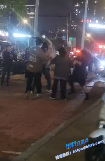 捉奸现场!广州荔湾区 小三挑衅原配然后被打到脱衣 围观群众开心吃瓜!5 捉奸现场!广州荔湾区 小三挑衅原配然后被打到脱衣 围观群众开心吃瓜!5