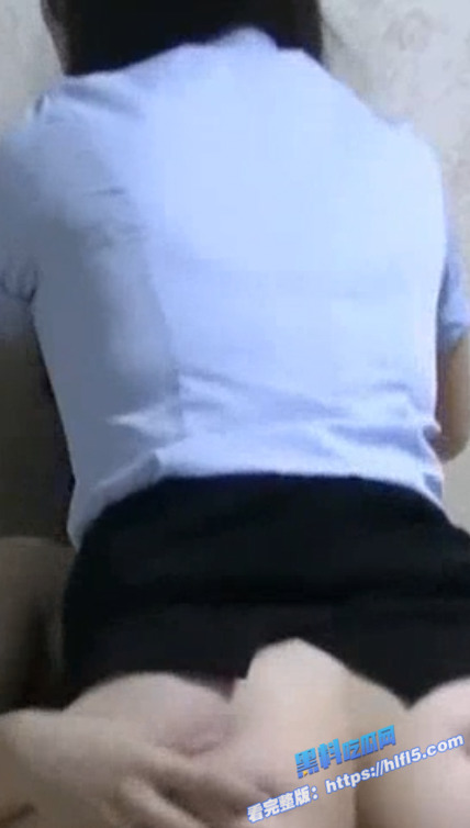 真实母子乱伦！老爸出门打工 家里就母子两个人 直接在沙发上大战三百回合！1