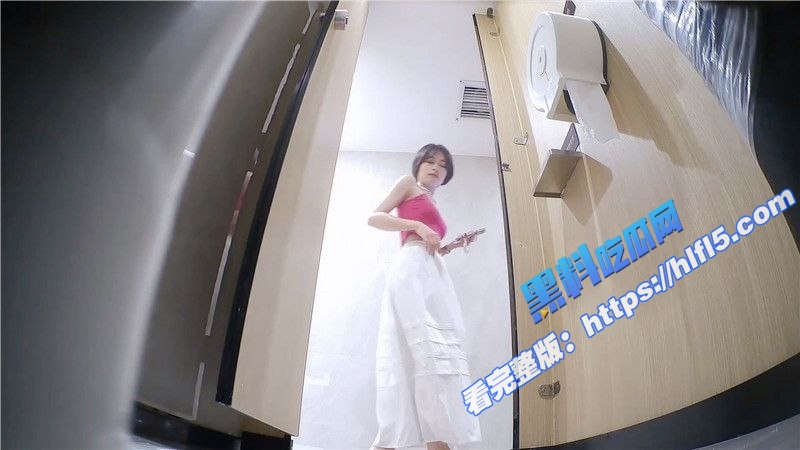高清厕所偷拍！KTV女厕全景偷拍多位美女嘘嘘 还碰到一个同行开着小手电拍B！2
