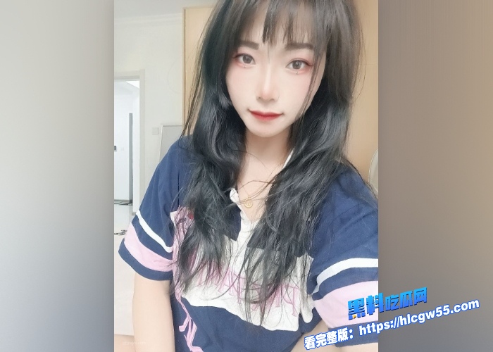 超高颜值学生妹 分手后被前男友曝光大量生活照和不雅视频 戴上眼镜化身淫荡母狗 疯狂舔舐肉棒 十分反差！ 2