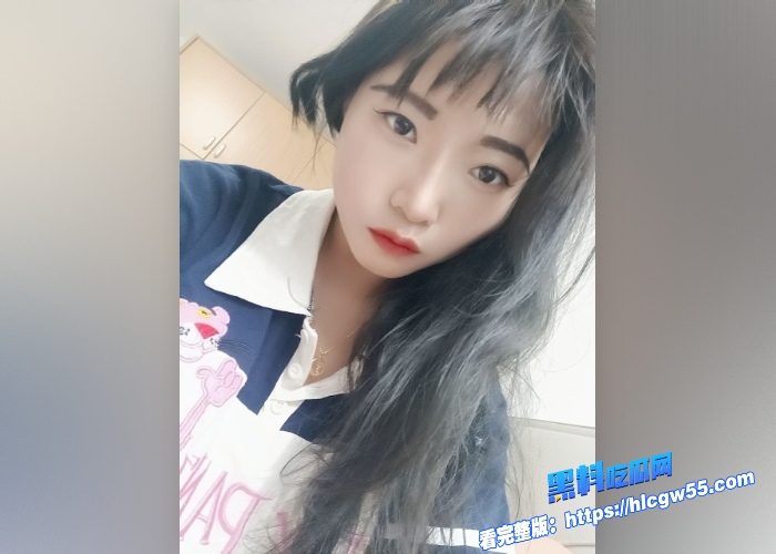 超高颜值学生妹 分手后被前男友曝光大量生活照和不雅视频 戴上眼镜化身淫荡母狗 疯狂舔舐肉棒 十分反差！ 9