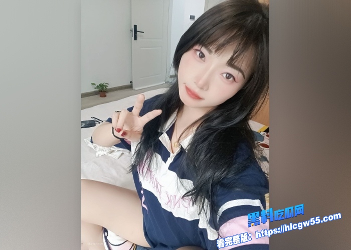 超高颜值学生妹 分手后被前男友曝光大量生活照和不雅视频 戴上眼镜化身淫荡母狗 疯狂舔舐肉棒 十分反差！ 11