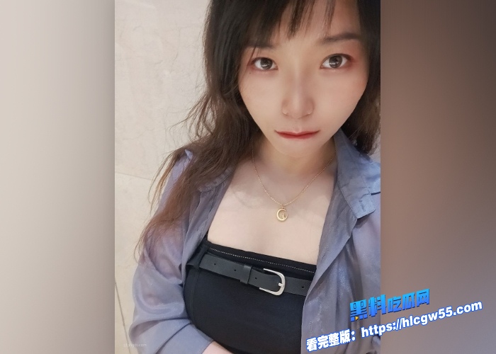 超高颜值学生妹 分手后被前男友曝光大量生活照和不雅视频 戴上眼镜化身淫荡母狗 疯狂舔舐肉棒 十分反差！ 4