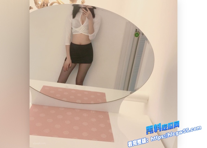 超高颜值学生妹 分手后被前男友曝光大量生活照和不雅视频 戴上眼镜化身淫荡母狗 疯狂舔舐肉棒 十分反差！ 12
