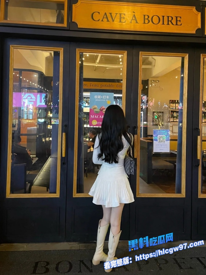 清纯的小妹妹刚满18想上网直接带她开电竞房结果游戏还没开始1