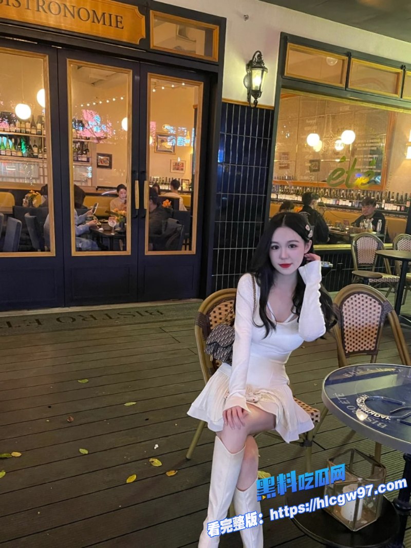 清纯的小妹妹刚满18想上网直接带她开电竞房结果游戏还没开始2