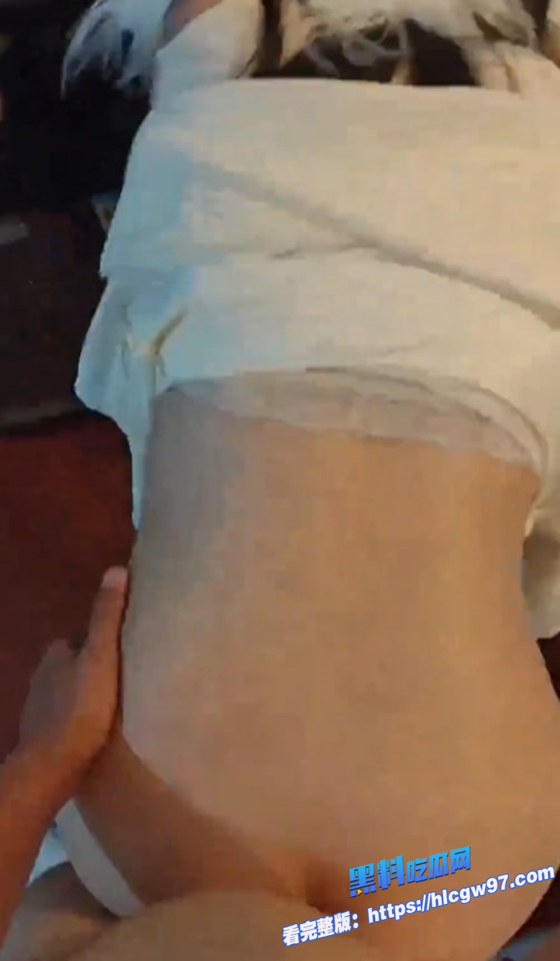 清纯的小妹妹刚满18想上网直接带她开电竞房结果游戏还没开始9